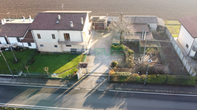 Bolzano Vicentino: questa particolare soluzione è ideale per chi necessita di grandi spazi abitat...