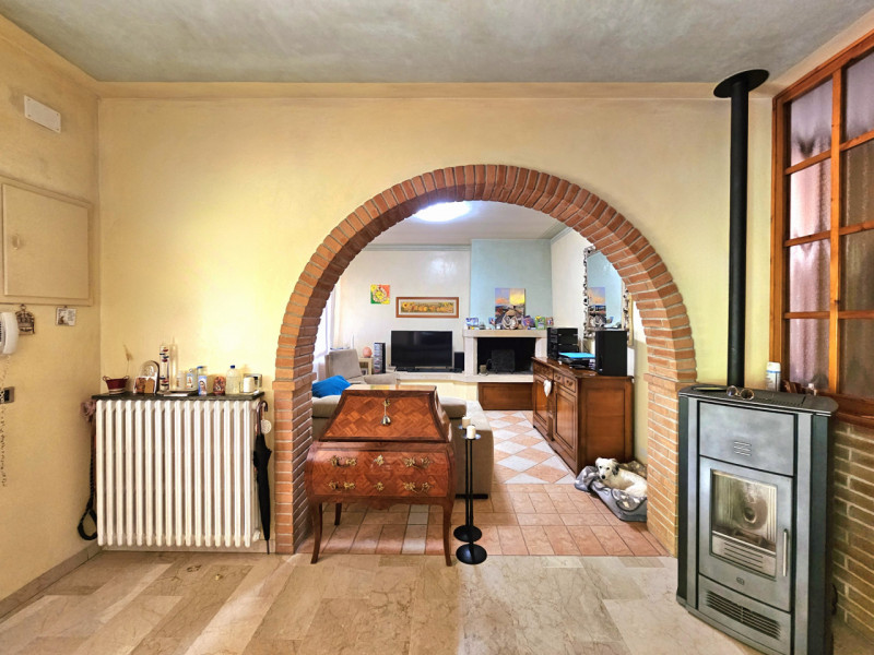 Proponiamo in vendita, in una tranquilla zona ad Arquà Petrarca, abitazione singola caratterizzat...