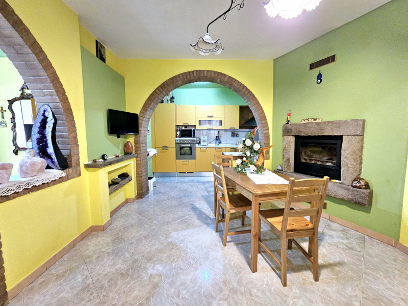 Proponiamo in vendita, in una tranquilla zona ad Arquà Petrarca, abitazione singola caratterizzat...