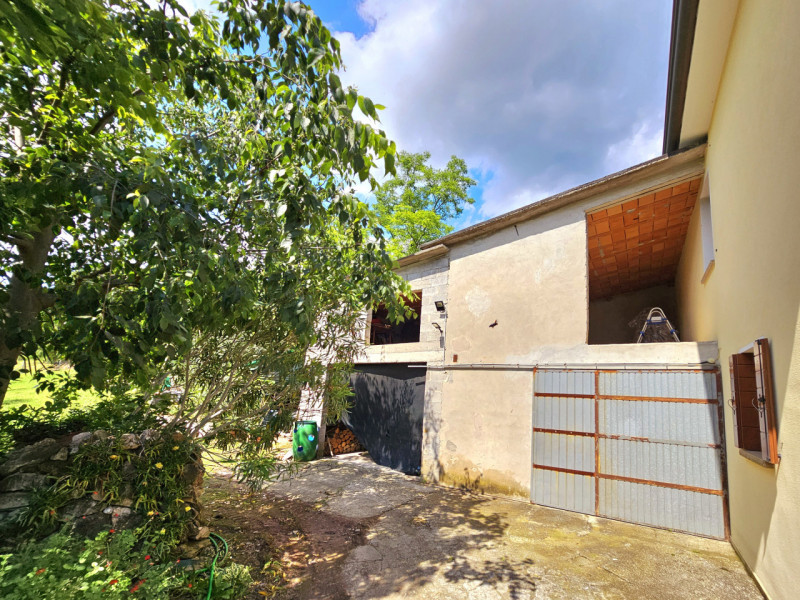 Proponiamo in vendita, in una tranquilla zona ad Arquà Petrarca, abitazione singola caratterizzat...