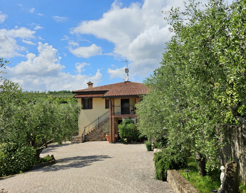 Proponiamo in vendita, in una tranquilla zona ad Arquà Petrarca, abitazione singola caratterizzat...