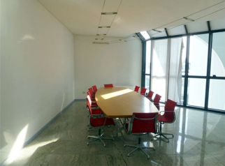 Ufficio dalle generose dimensioni nella prestigiosa Galleria Crispi. 
L'immobile, con una superfi...