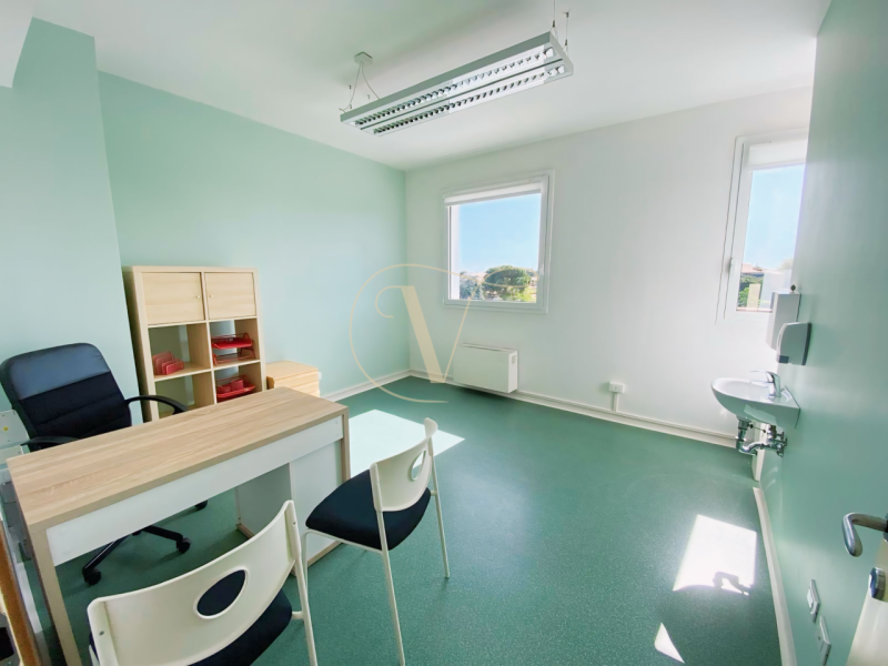 Situato nel cuore dell’Arcella, di fronte alla fermata del tram e comodo ai parcheggi, si concede...