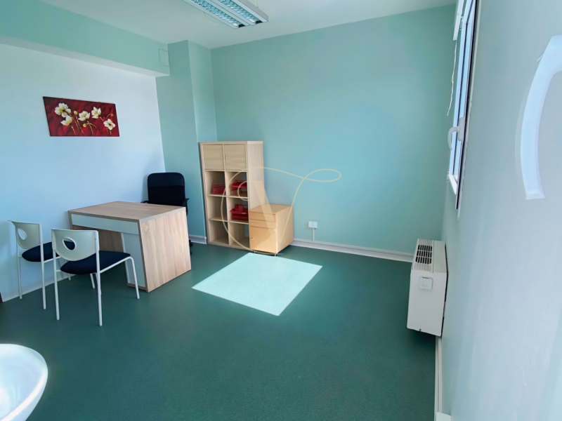 Situato nel cuore dell’Arcella, di fronte alla fermata del tram e comodo ai parcheggi, si concede...