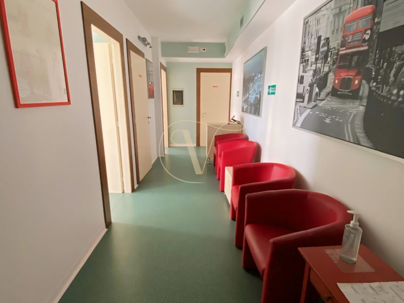 Situato nel cuore dell’Arcella, di fronte alla fermata del tram e comodo ai parcheggi, si concede...