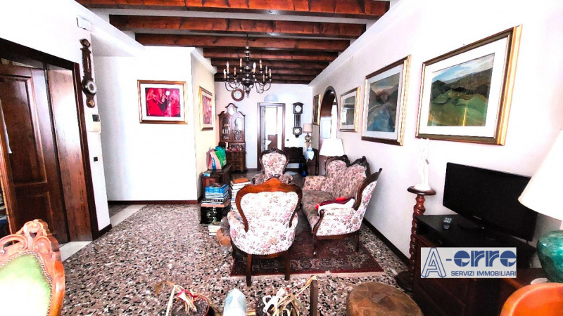 Situato in una zona centrale di Bassano del Grappa, questo appartamento si trova al secondo piano...