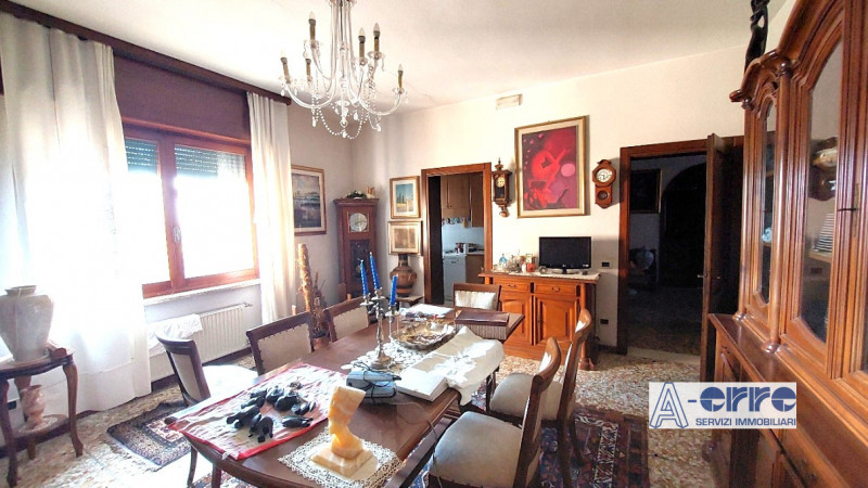 Situato in una zona centrale di Bassano del Grappa, questo appartamento si trova al secondo piano...