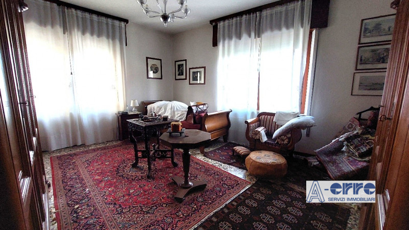 Situato in una zona centrale di Bassano del Grappa, questo appartamento si trova al secondo piano...