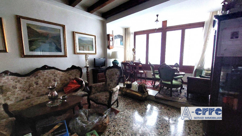 Situato in una zona centrale di Bassano del Grappa, questo appartamento si trova al secondo piano...