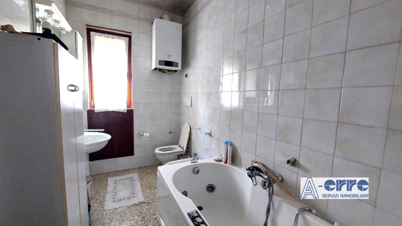 Situato in una zona centrale di Bassano del Grappa, questo appartamento si trova al secondo piano...