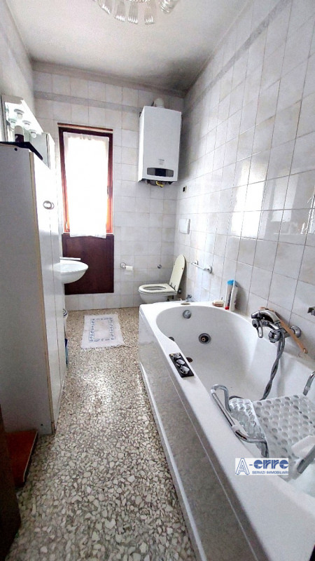 Situato in una zona centrale di Bassano del Grappa, questo appartamento si trova al secondo piano...