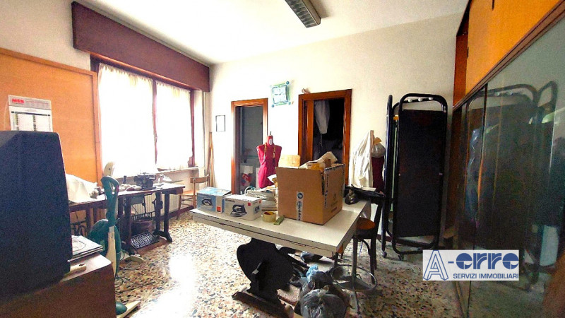 Situato in una zona centrale di Bassano del Grappa, questo appartamento si trova al secondo piano...