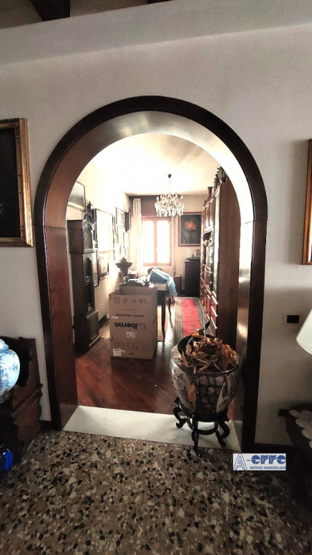 Situato in una zona centrale di Bassano del Grappa, questo appartamento si trova al secondo piano...