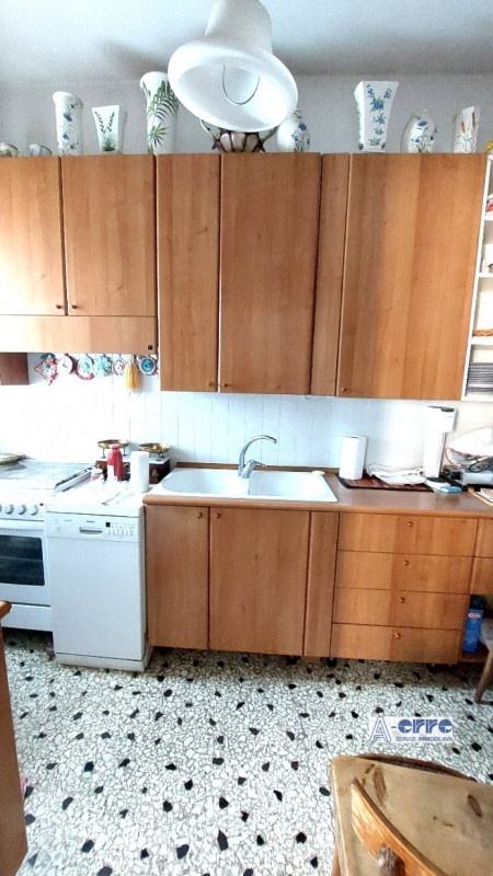 Situato in una zona centrale di Bassano del Grappa, questo appartamento si trova al secondo piano...