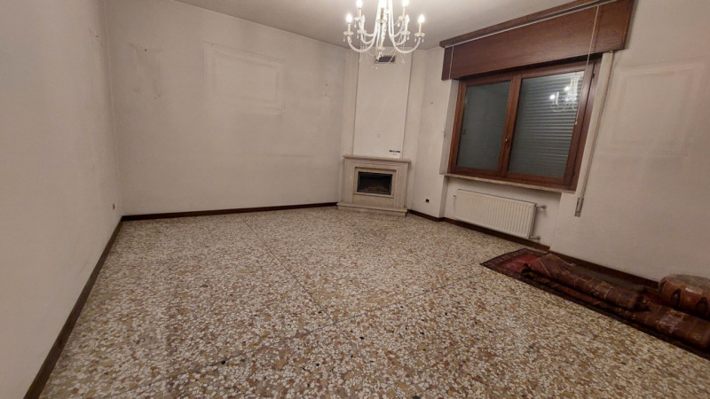 Situato in una zona centrale di Bassano del Grappa, questo appartamento si trova al secondo piano...