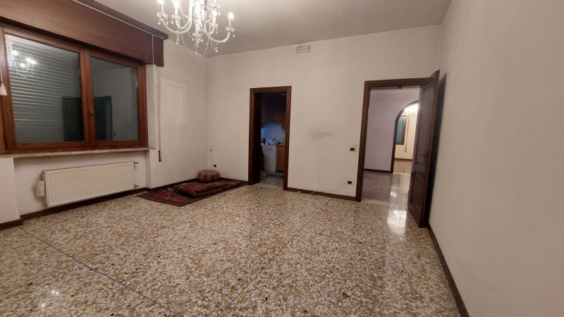 Situato in una zona centrale di Bassano del Grappa, questo appartamento si trova al secondo piano...