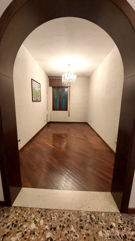 Situato in una zona centrale di Bassano del Grappa, questo appartamento si trova al secondo piano...