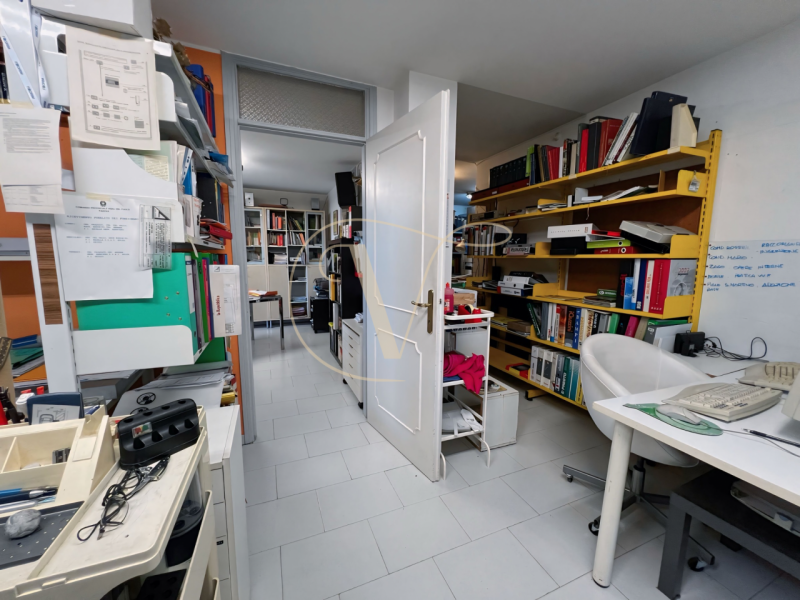 Poter accogliere i tuoi clienti nel comfort è possibile, in questo gradevole ufficio a Legnaro.

...