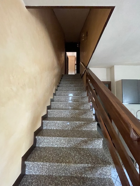 Torri di Q. (Marola) vendesi appartamento , al piano terra troviamo grande open space con camino ...