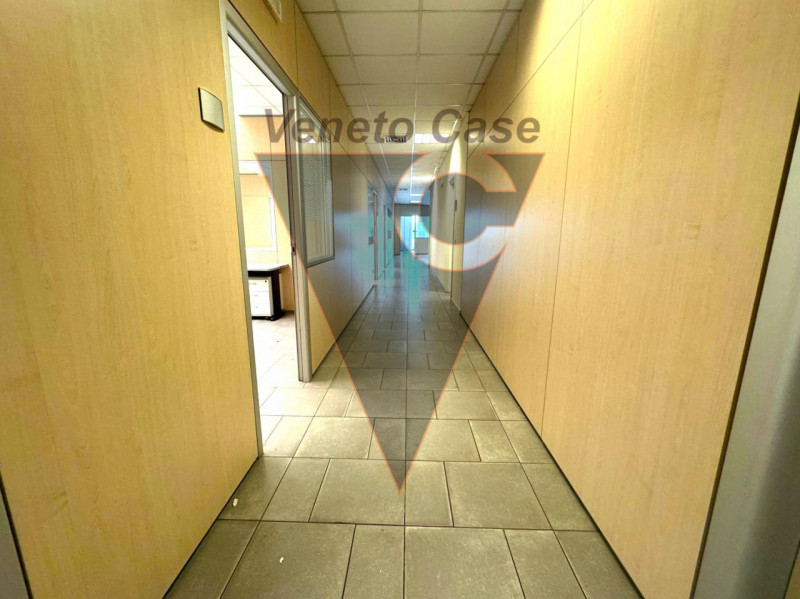 Zona industriale est di Padova, su strada di forte passaggio, vicino a tangenziale e casello auto...