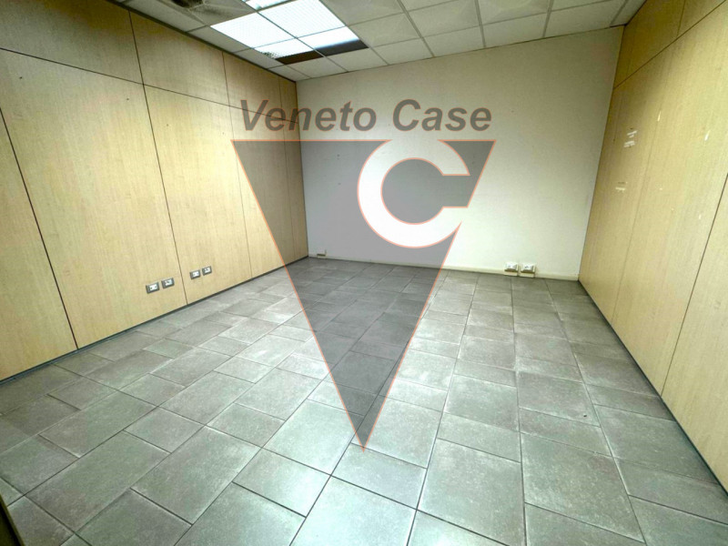 Zona industriale est di Padova, su strada di forte passaggio, vicino a tangenziale e casello auto...