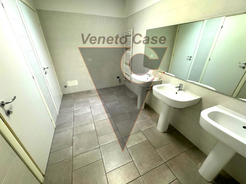 Zona industriale est di Padova, su strada di forte passaggio, vicino a tangenziale e casello auto...