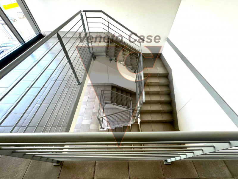 Zona industriale est di Padova, su strada di forte passaggio, vicino a tangenziale e casello auto...