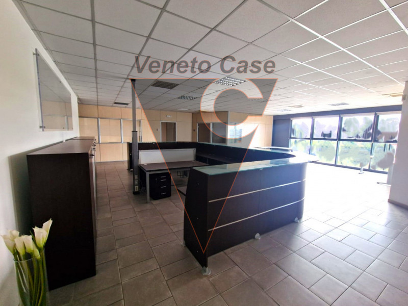 Zona industriale est di Padova, su strada di forte passaggio, vicino a tangenziale e casello auto...