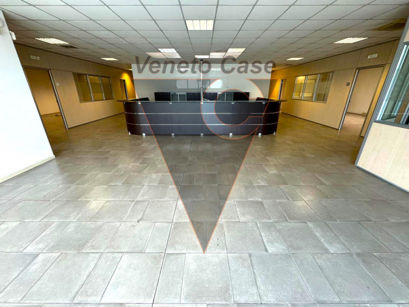 Zona industriale est di Padova, su strada di forte passaggio, vicino a tangenziale e casello auto...