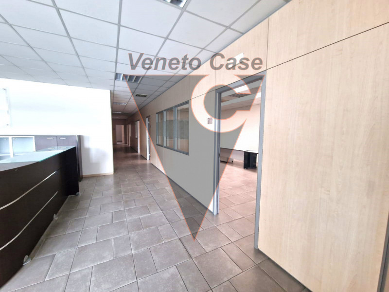 Zona industriale est di Padova, su strada di forte passaggio, vicino a tangenziale e casello auto...