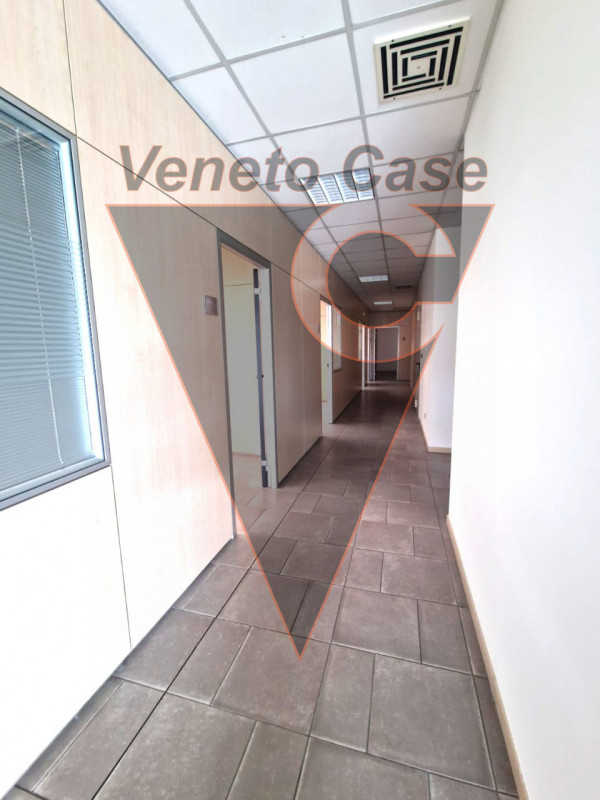 Zona industriale est di Padova, su strada di forte passaggio, vicino a tangenziale e casello auto...