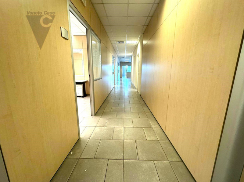 Zona industriale est di Padova, su strada di forte passaggio, vicino a tangenziale e casello auto...