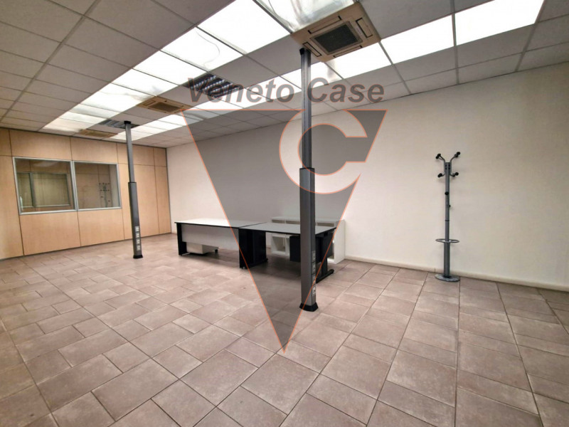 Zona industriale est di Padova, su strada di forte passaggio, vicino a tangenziale e casello auto...