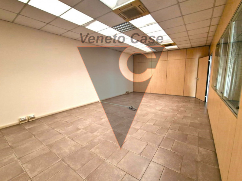 Zona industriale est di Padova, su strada di forte passaggio, vicino a tangenziale e casello auto...