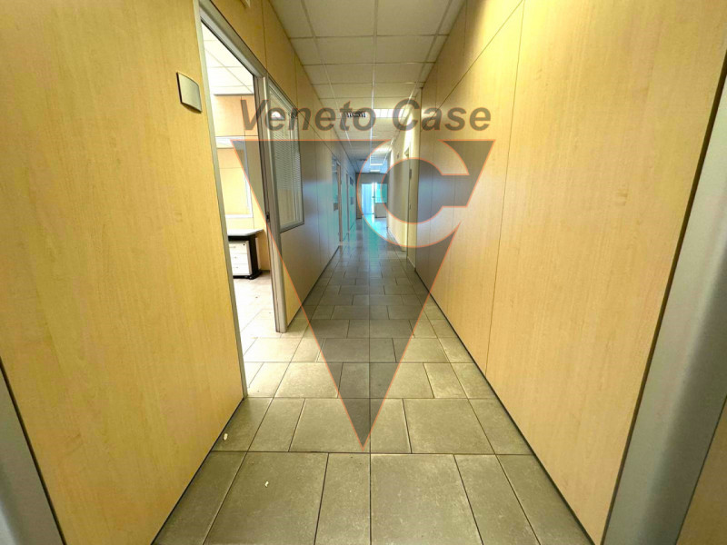 Zona industriale est di Padova, su strada di forte passaggio, vicino a tangenziale e casello auto...