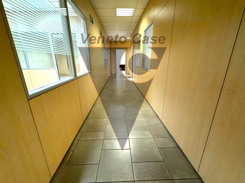 Zona industriale est di Padova, su strada di forte passaggio, vicino a tangenziale e casello auto...