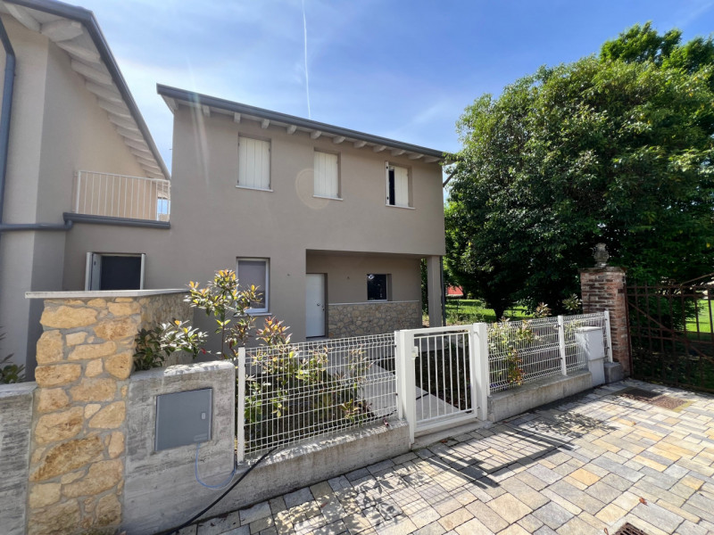 Ti presentiamo questa bellissima casa a schiera porzione di testa situata nella tranquilla zona d...
