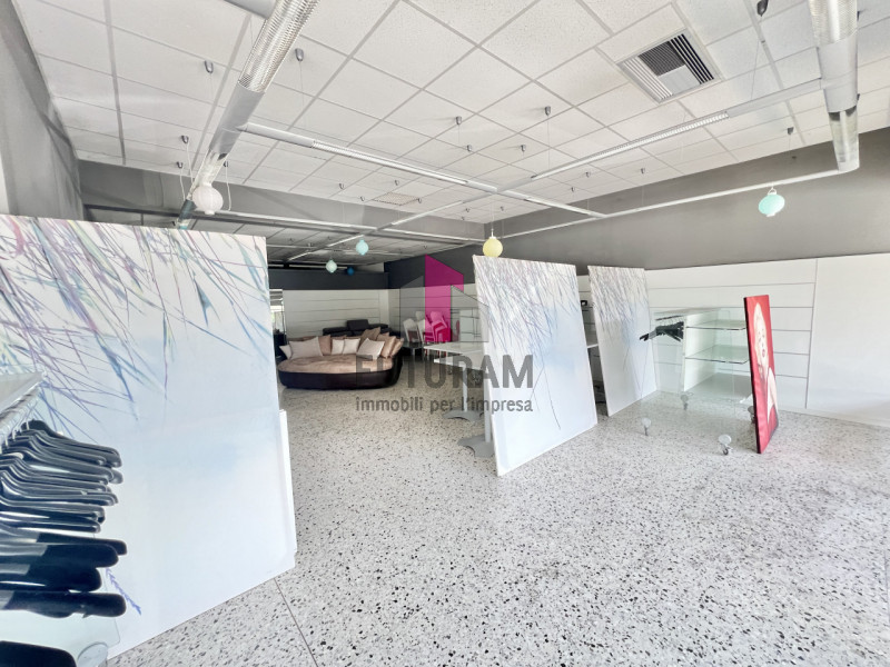 ZANÈ - RIF.170BRU-FUTURAM PER INFO 0444/310220 - 392/9183796

IN ZONA DI FORTE PASSAGGIO AD ALTA ...