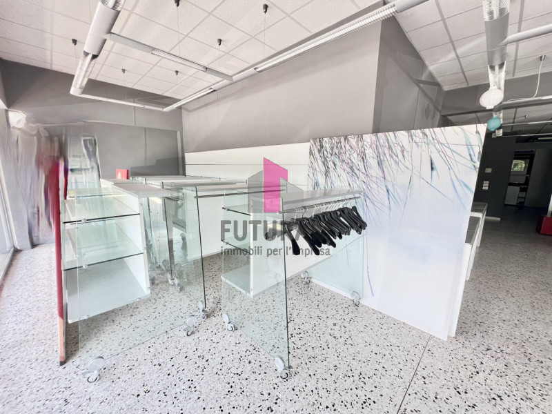 ZANÈ - RIF.170BRU-FUTURAM PER INFO 0444/310220 - 392/9183796

IN ZONA DI FORTE PASSAGGIO AD ALTA ...