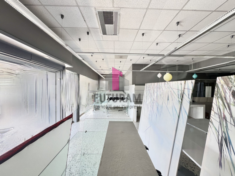 ZANÈ - RIF.170BRU-FUTURAM PER INFO 0444/310220 - 392/9183796

IN ZONA DI FORTE PASSAGGIO AD ALTA ...