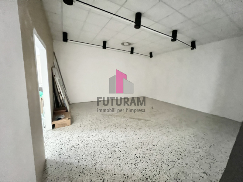 ZANÈ - RIF.170BRU-FUTURAM PER INFO 0444/310220 - 392/9183796

IN ZONA DI FORTE PASSAGGIO AD ALTA ...