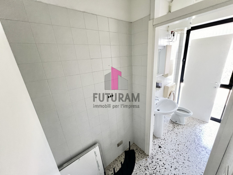 ZANÈ - RIF.170BRU-FUTURAM PER INFO 0444/310220 - 392/9183796

IN ZONA DI FORTE PASSAGGIO AD ALTA ...