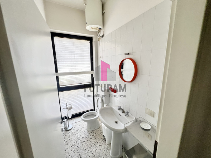 ZANÈ - RIF.170BRU-FUTURAM PER INFO 0444/310220 - 392/9183796

IN ZONA DI FORTE PASSAGGIO AD ALTA ...