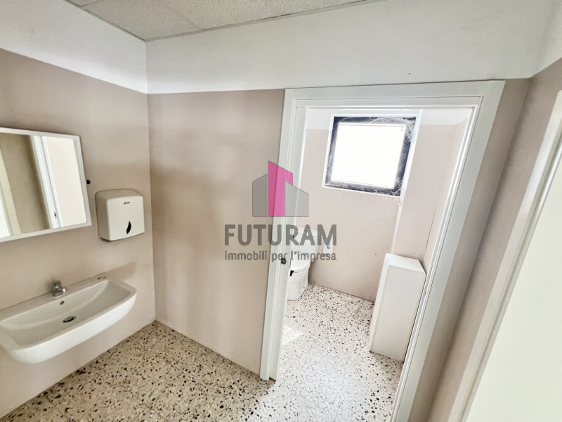 ZANÈ - RIF.170BRU-FUTURAM PER INFO 0444/310220 - 392/9183796

IN ZONA DI FORTE PASSAGGIO AD ALTA ...