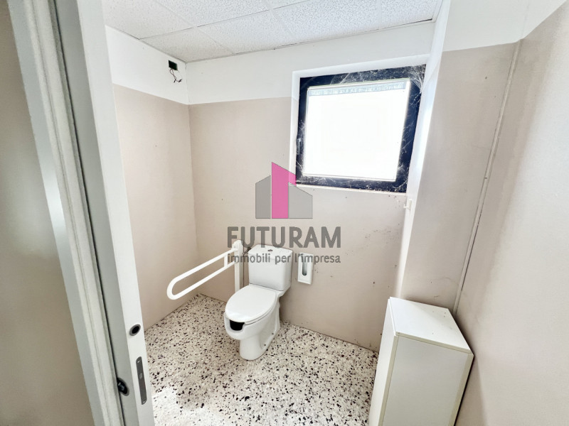 ZANÈ - RIF.170BRU-FUTURAM PER INFO 0444/310220 - 392/9183796

IN ZONA DI FORTE PASSAGGIO AD ALTA ...