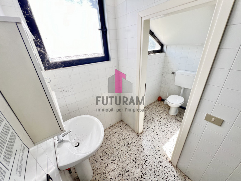 ZANÈ - RIF.170BRU-FUTURAM PER INFO 0444/310220 - 392/9183796

IN ZONA DI FORTE PASSAGGIO AD ALTA ...