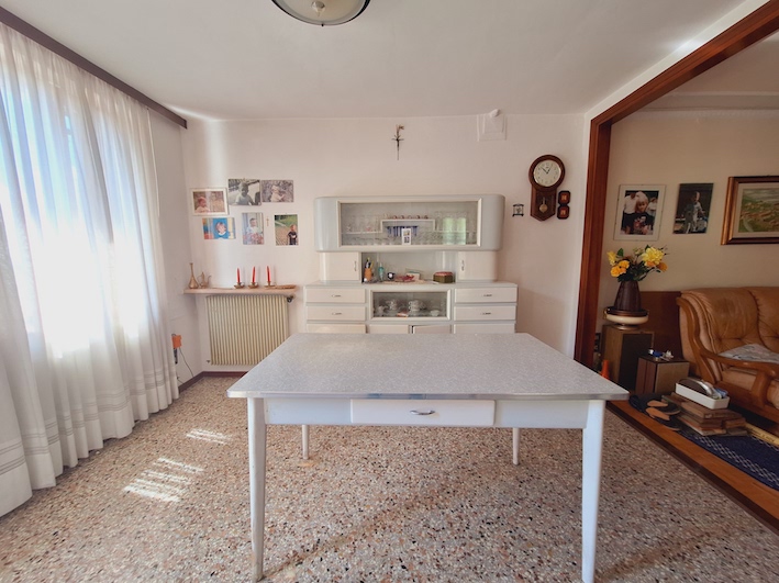 In vendita a Sarmede, nella zona tranquilla e pittoresca di Montaner, proponiamo in vendita una s...