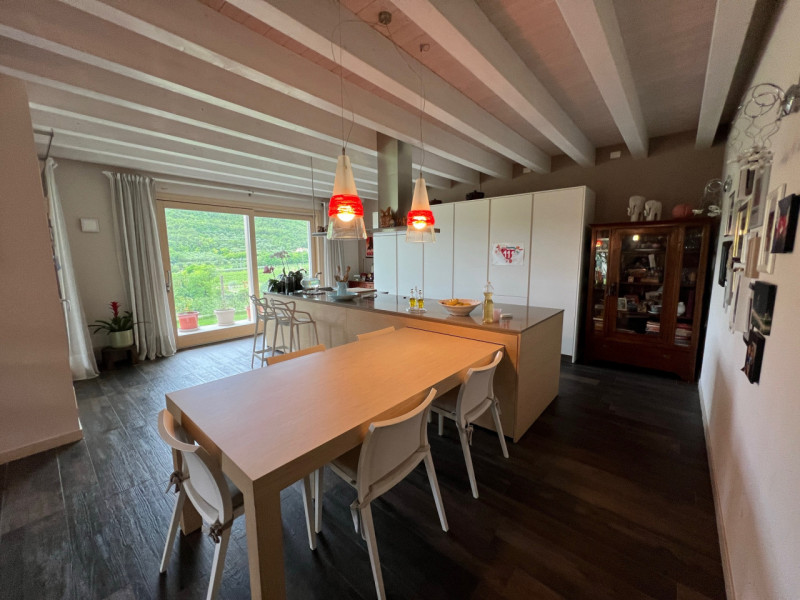 In vendita a Arquà Petrarca, proponiamo una villa nuova con finiture di pregio che vanta una vist...