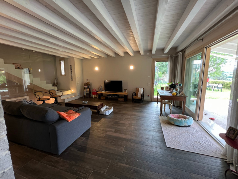 In vendita a Arquà Petrarca, proponiamo una villa nuova con finiture di pregio che vanta una vist...