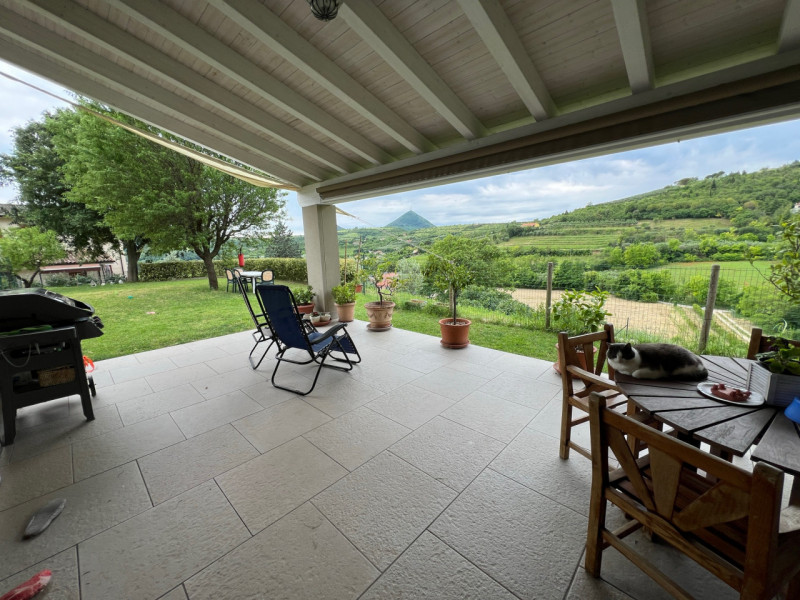 In vendita a Arquà Petrarca, proponiamo una villa nuova con finiture di pregio che vanta una vist...
